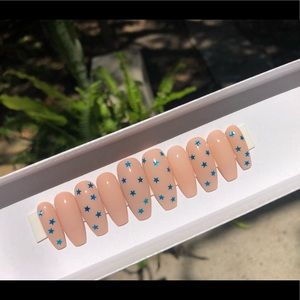 Nude/star Press on set